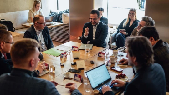 Místo tvrdého a měkkého i učme děti investovat, zaznělo u&nbsp;kulatého stolu