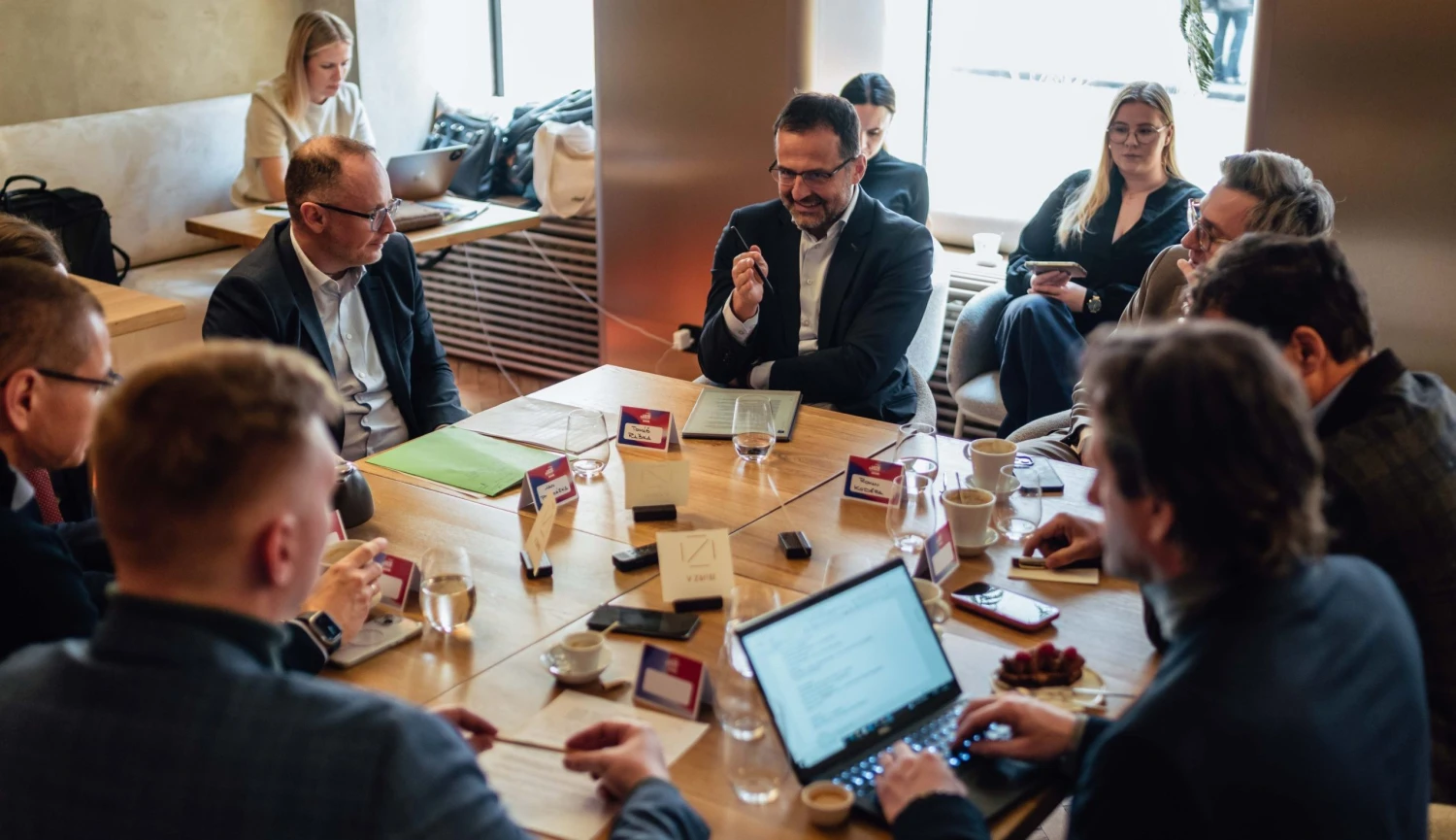 Místo tvrdého a měkkého i učme děti investovat, zaznělo u&nbsp;kulatého stolu