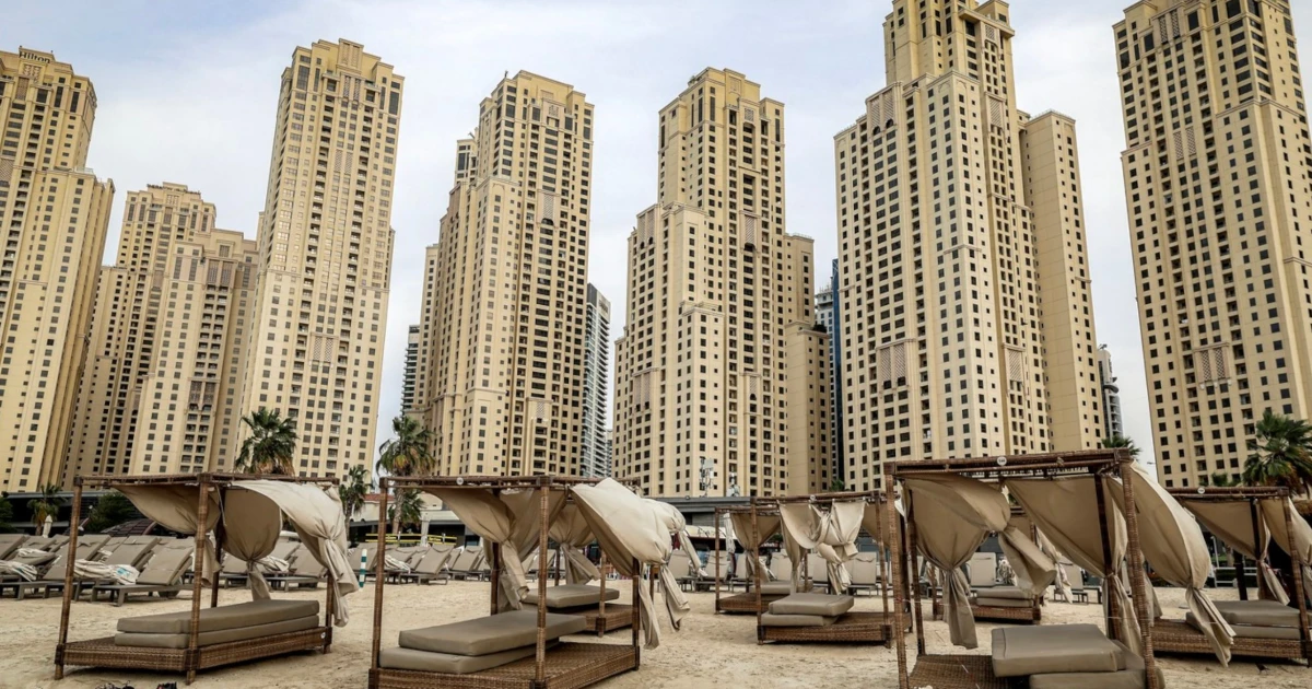 Není práce. Místo provázení turistů ležím na pláži, říká průvodkyně v Dubaji