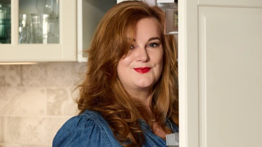 Vedla gastro časopisy i legendární bistro Topinka. Teď vydává kuchařku pro singles