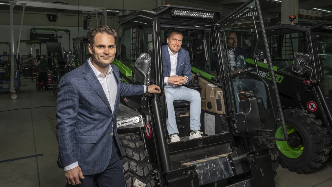 Dva Češi vyměnili obleky za elektrické nakladače. Teď s nimi dobývají svět