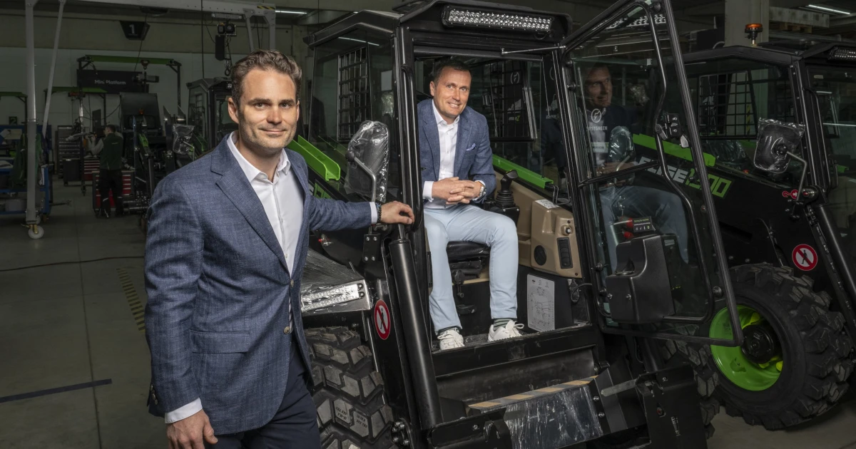 Dva Češi vyměnili obleky za elektrické nakladače. Teď s nimi dobývají svět