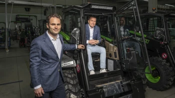 Dva Češi vyměnili obleky za elektrické nakladače. Teď s nimi dobývají svět