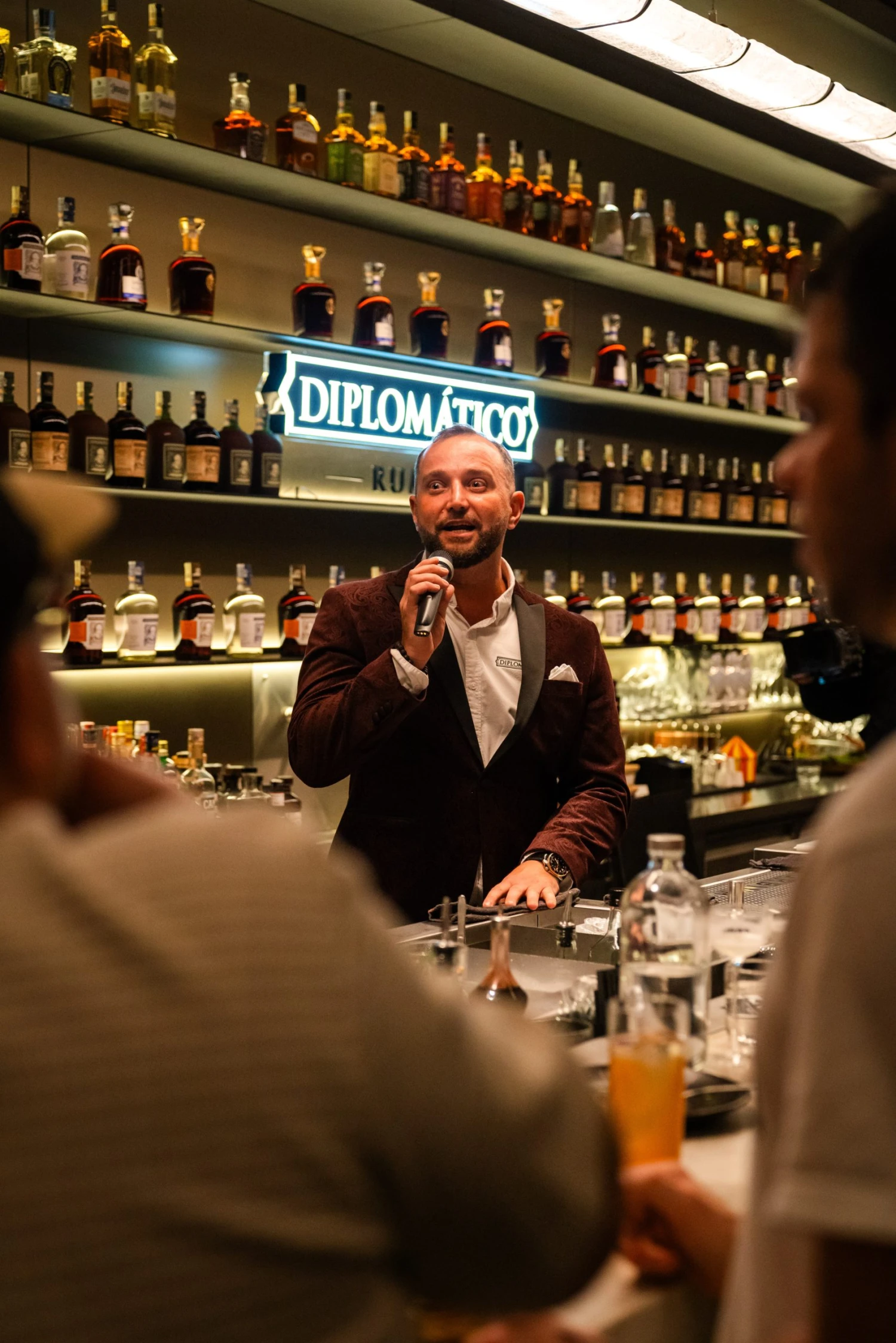 Tygr sekl drápem. A Pupp se při zázracích s rumem Diplomático ocitl u Vltavy