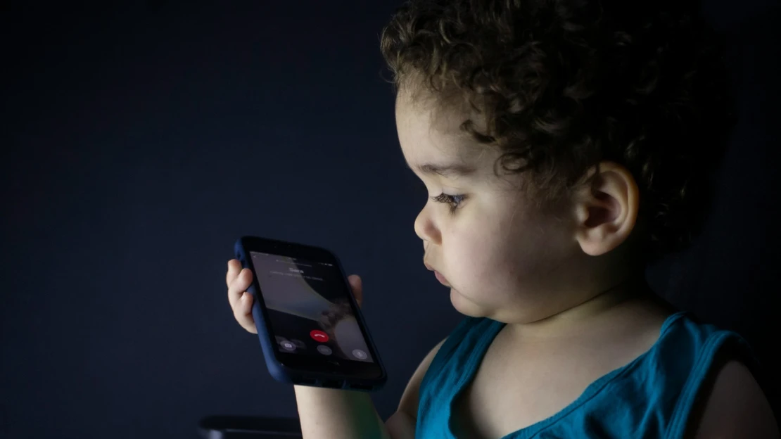 Kojenci u&nbsp;mobilů. Nová data ukazují alarmující realitu v&nbsp;českých rodinách