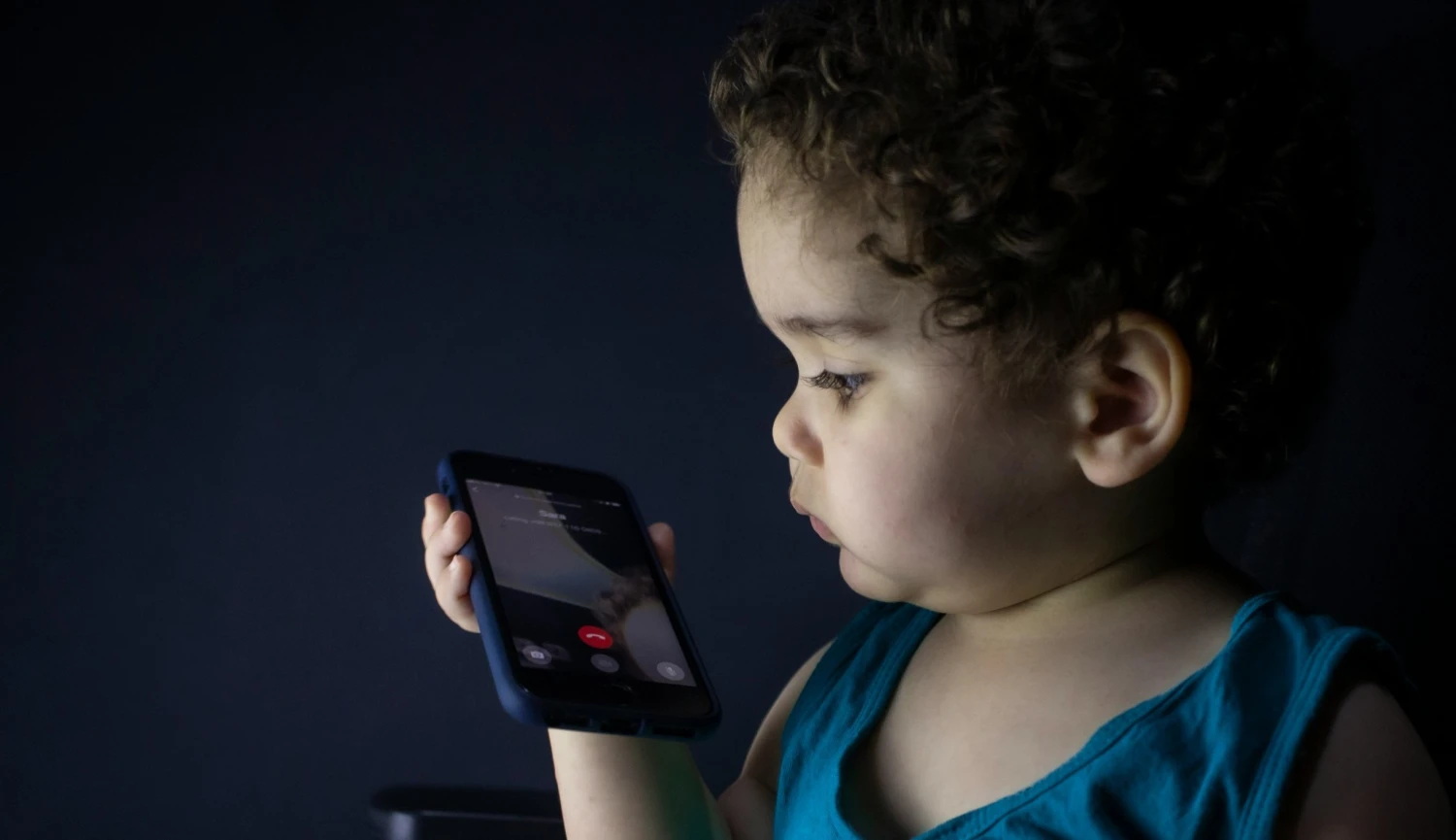 Kojenci u&nbsp;mobilů. Nová data ukazují alarmující realitu v&nbsp;českých rodinách