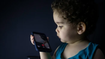 Kojenci u&nbsp;mobilů. Nová data ukazují alarmující realitu v&nbsp;českých rodinách