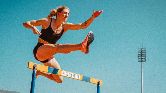 Šišky a&nbsp;přehlídkové molo na stadionu. Poznejte Nikoletu Jíchovou Out of Office