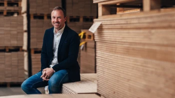 Kvůli mafii kdysi přišli o&nbsp;byznys, dnes u&nbsp;Brna vyrábějí podlahy i&nbsp;miliardářům