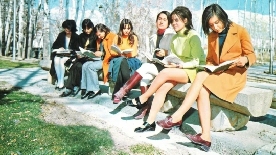 Bídný král králů aneb Proč přestaly Teheránem kráčet dívky v minisukních?