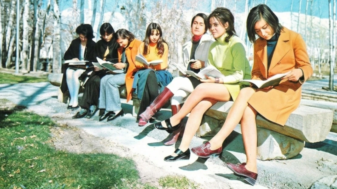 Bídný král králů aneb Proč přestaly Teheránem kráčet dívky v minisukních?