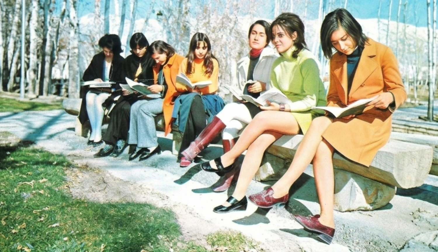 Bídný král králů aneb Proč přestaly Teheránem kráčet dívky v minisukních?