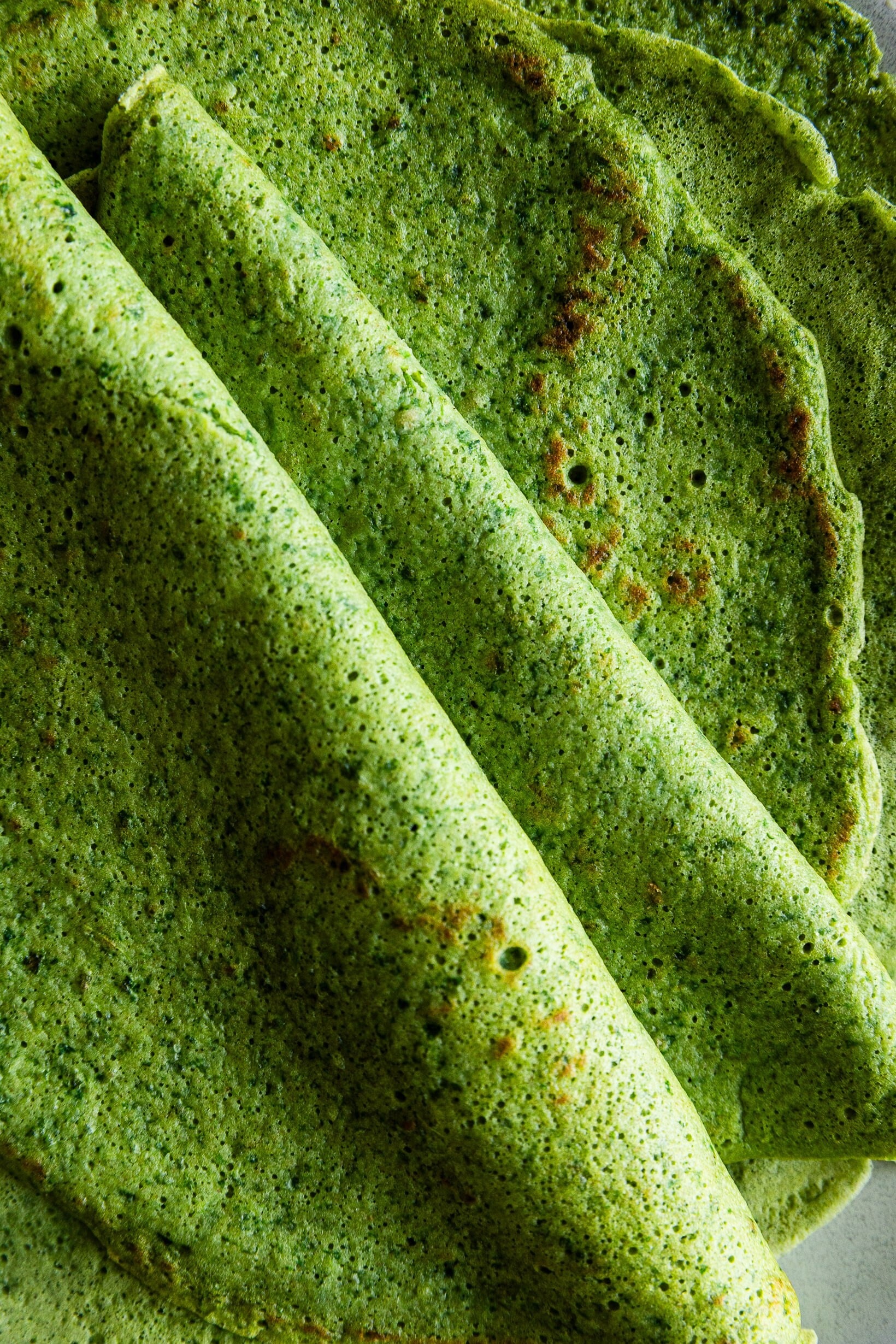 Překvapivá kombinace, která funguje. Zelené palačinky s kachnou a svěžím salátem