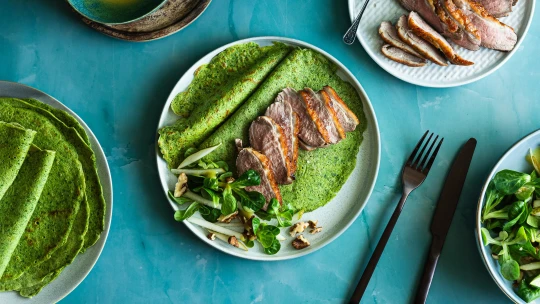 Překvapivá kombinace, která funguje. Zelené palačinky s kachnou a svěžím salátem