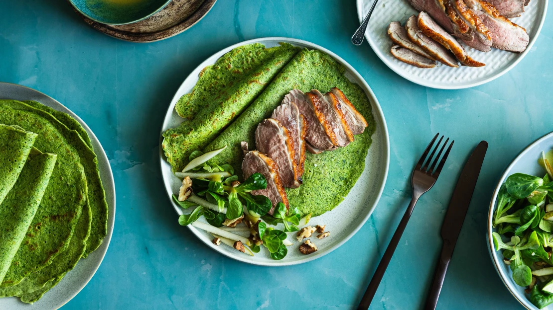 Překvapivá kombinace, která funguje. Zelené palačinky s kachnou a svěžím salátem