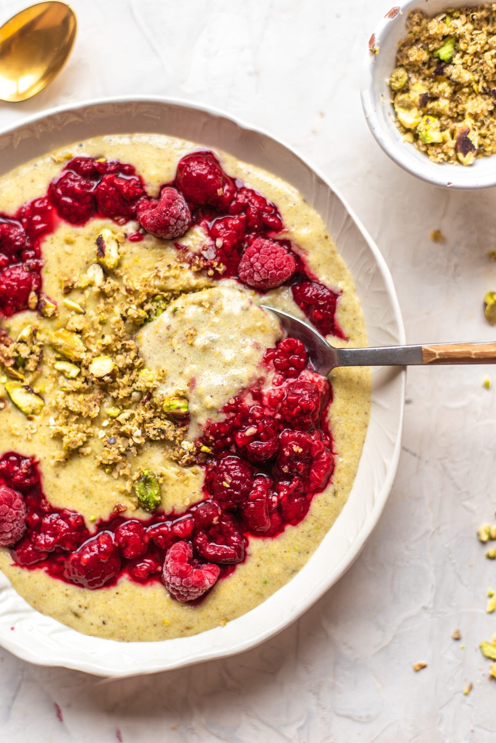 Prosté jídlo pro krále. Pistáciová krupicová kaše s malinami