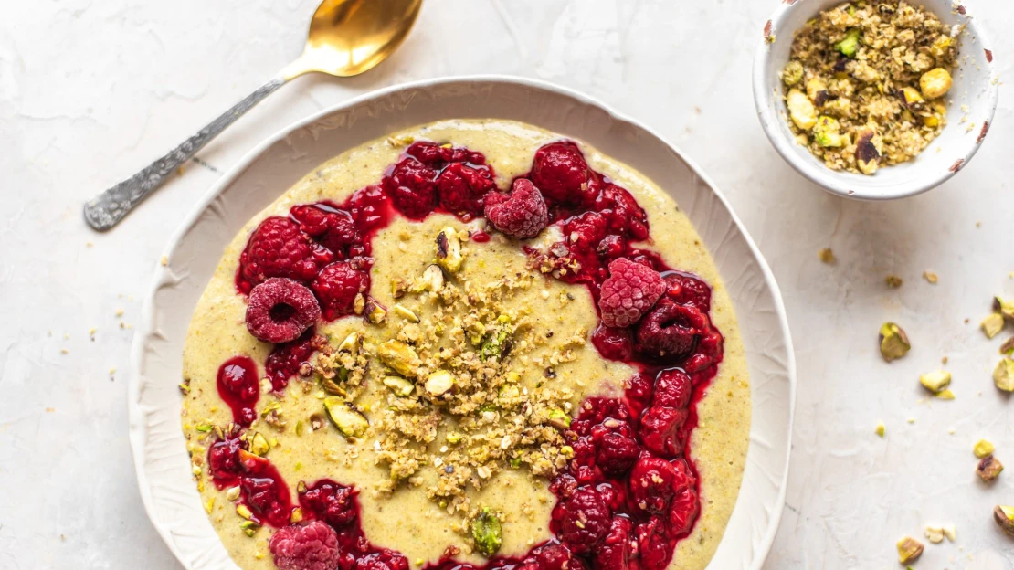 Prosté jídlo pro krále. Pistáciová krupicová kaše s&nbsp;malinami