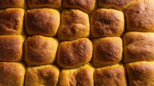 Nadýchané dýňové buchty. Zelenina jim dodá krásnou barvu i&nbsp;skvělou chuť