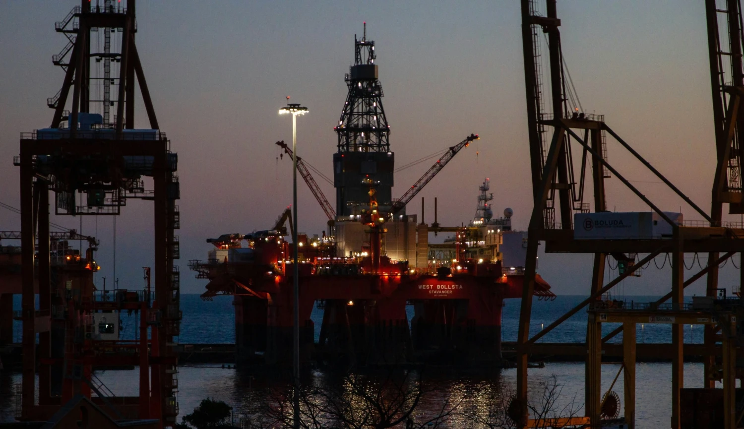 Cena ropy prudce vyskočila nad sto dolarů. Řidiče čeká další cenový šok, říká ekonom