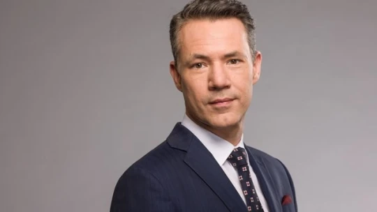 Nedělní diskusi Václava Moravce nahradí Martin Řezníček