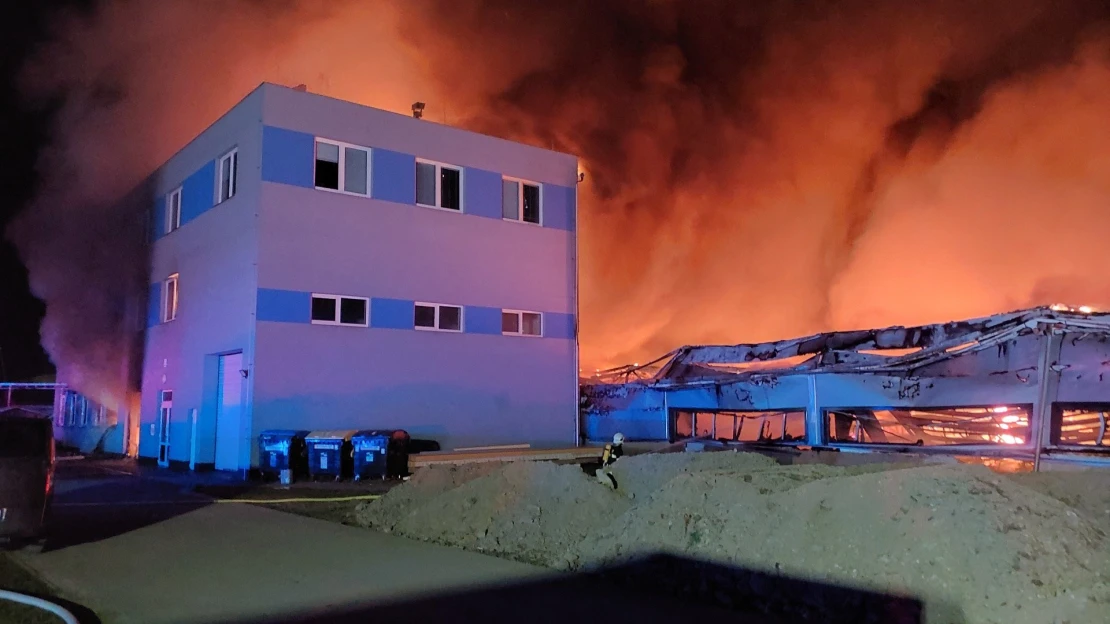 Útok na izraelské zbrojaře? K&nbsp;požáru v&nbsp;Pardubicích se přihlásila údajná organizovaná skupina