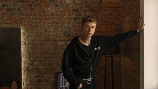 Bydlení jako z New Yorku. Na návštěvě v „mládežnickém bytě“ Adama Mišíka