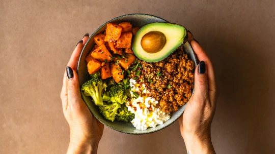 Miska plná bílkovin a vlákniny. Dvacetiminutové hovězí s batáty