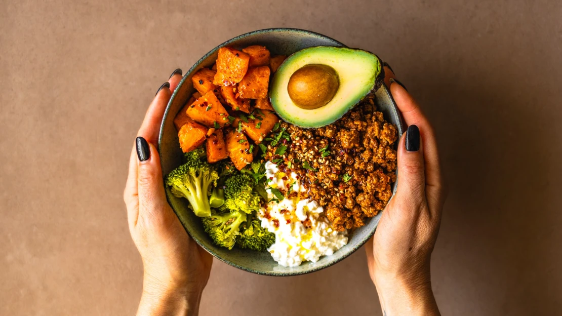 Miska plná bílkovin a vlákniny. Dvacetiminutové hovězí s batáty