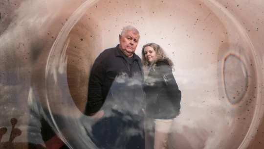 Sklo, po němž lační američtí miliardáři. Výtvarník okouzlil galeristy za mořem