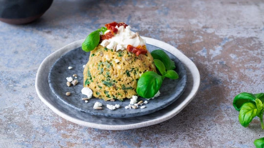 Za pět minut hotovo. Slaný mug cake s fetou a&nbsp;rajčaty jako zdravá snídaně