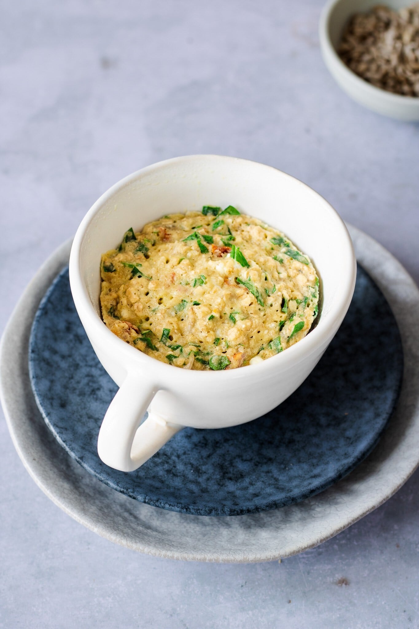 Za pět minut hotovo. Slaný mug cake s fetou a rajčaty jako zdravá snídaně