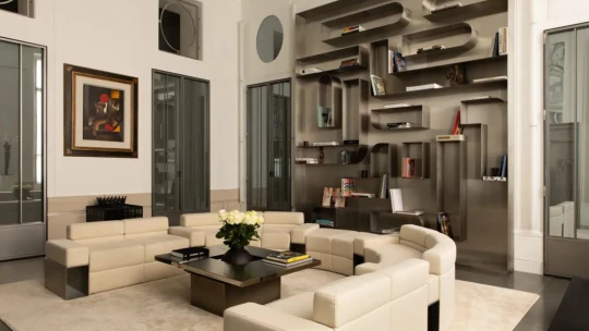 Noc u&nbsp;módní hvězdy. V&nbsp;bývalé kanceláři Karla Lagerfelda se teď dá přespat