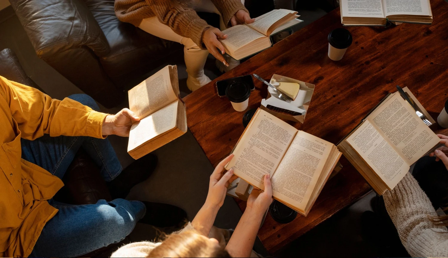 Čtení je zase cool. Knižní kluby spojují čtenáře a&nbsp;ukazují kouzlo bytí offline