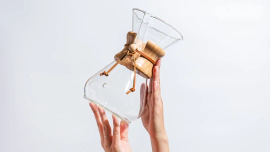 Když excentrický chemik navrhuje kávovar. Jak vznikl legendární Chemex?