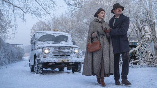 DiCaprio a&nbsp;Lawrence v&nbsp;zasněžené krajině. Fotka obletěla svět, Česku udělá reklamu