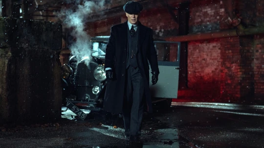 Gangster utopený v&nbsp;depresi. Návrat Tommyho Shelbyho je temný a&nbsp;stylový