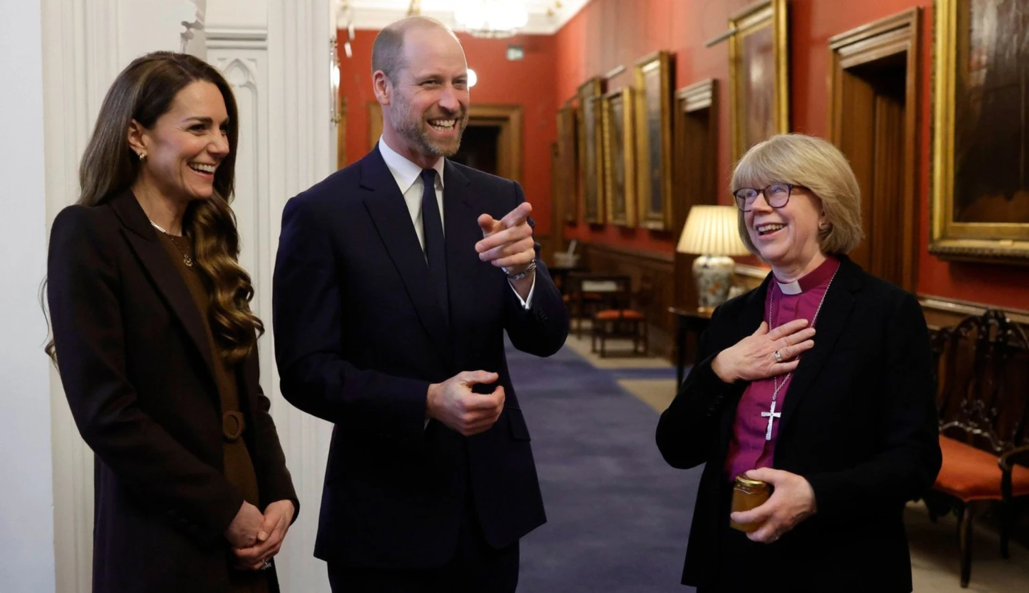 Peter je rozvedený, Harriet svobodná matka. I toto je britská královská rodina