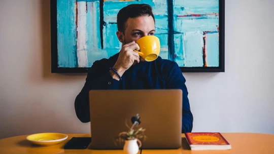 Pět každodenních návyků, které vám rozhodí hladinu kortizolu. Jak je napravit?