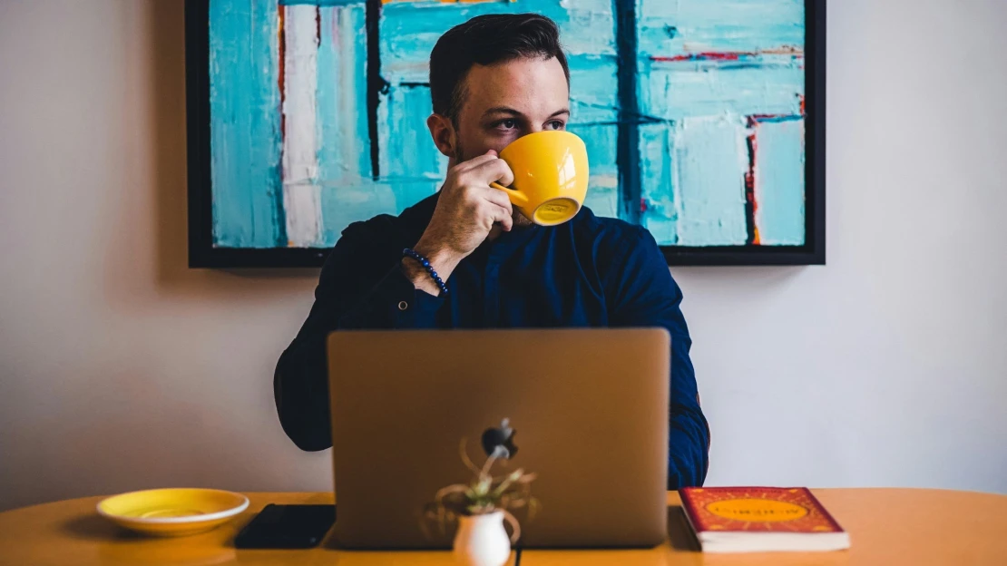 Pět každodenních návyků, které vám rozhodí hladinu kortizolu. Jak je napravit?