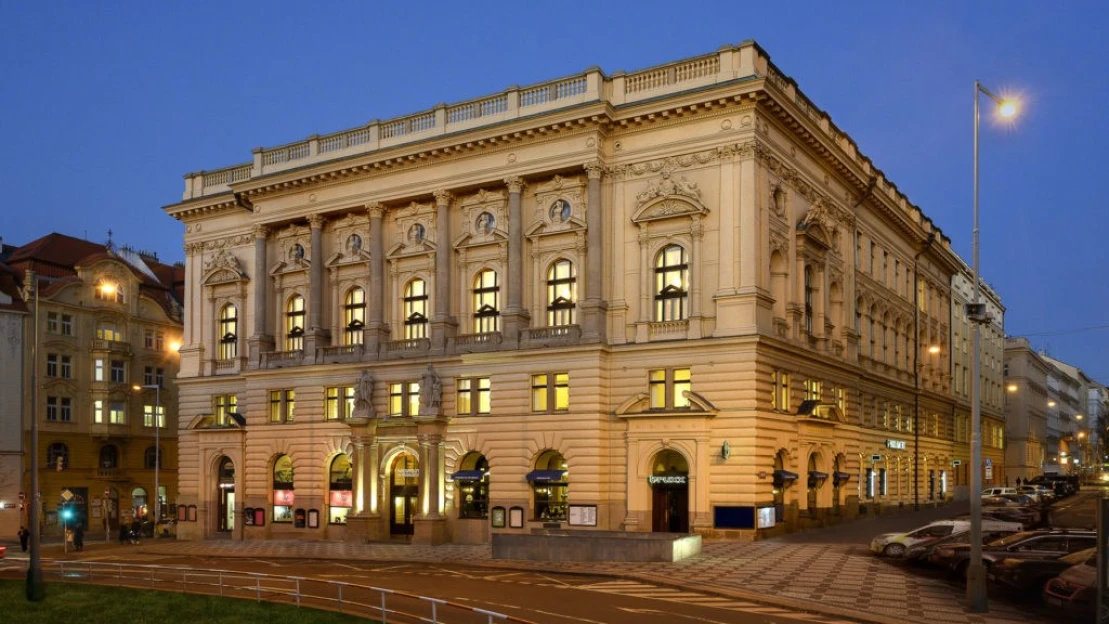 Národní dům na Vinohradech má nového majitele. Stát ho prodal za bezmála 400 milionů korun