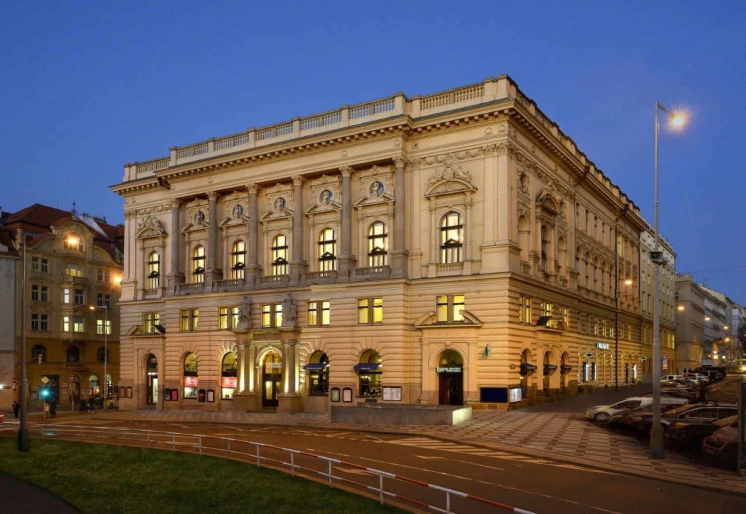 Národní dům na Vinohradech má nového majitele. Stát ho prodal za bezmála 400 milionů korun