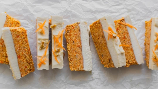 Zdravý poklad z&nbsp;mrazáku. Nepečené mrkvové řezy s&nbsp;hedvábnou kešu polevou