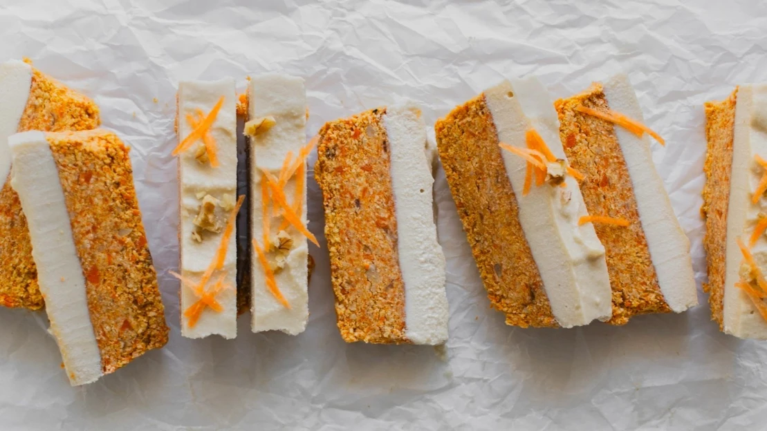 Zdravý poklad z&nbsp;mrazáku. Nepečené mrkvové řezy s&nbsp;hedvábnou kešu polevou