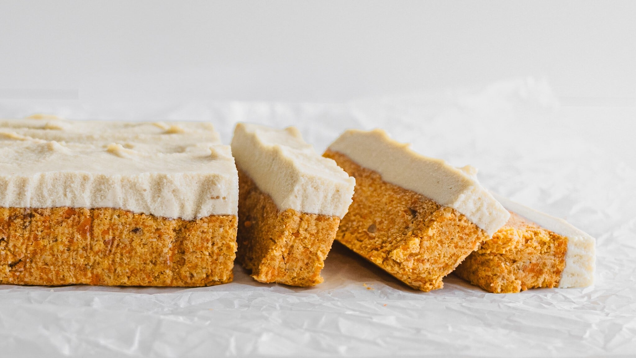 Zdravý poklad z mrazáku. Nepečené mrkvové řezy s hedvábnou kešu polevou