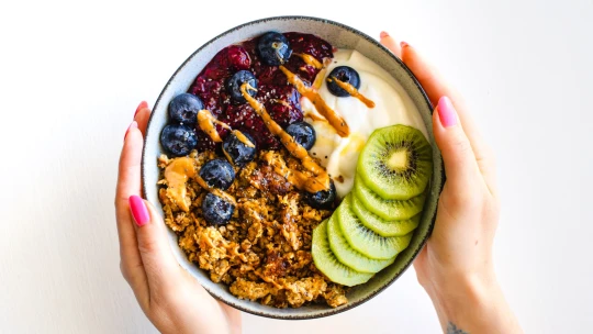 Geniální granola z&nbsp;pánve. Pětiminutová snídaně plná bílkovin a&nbsp;vlákniny