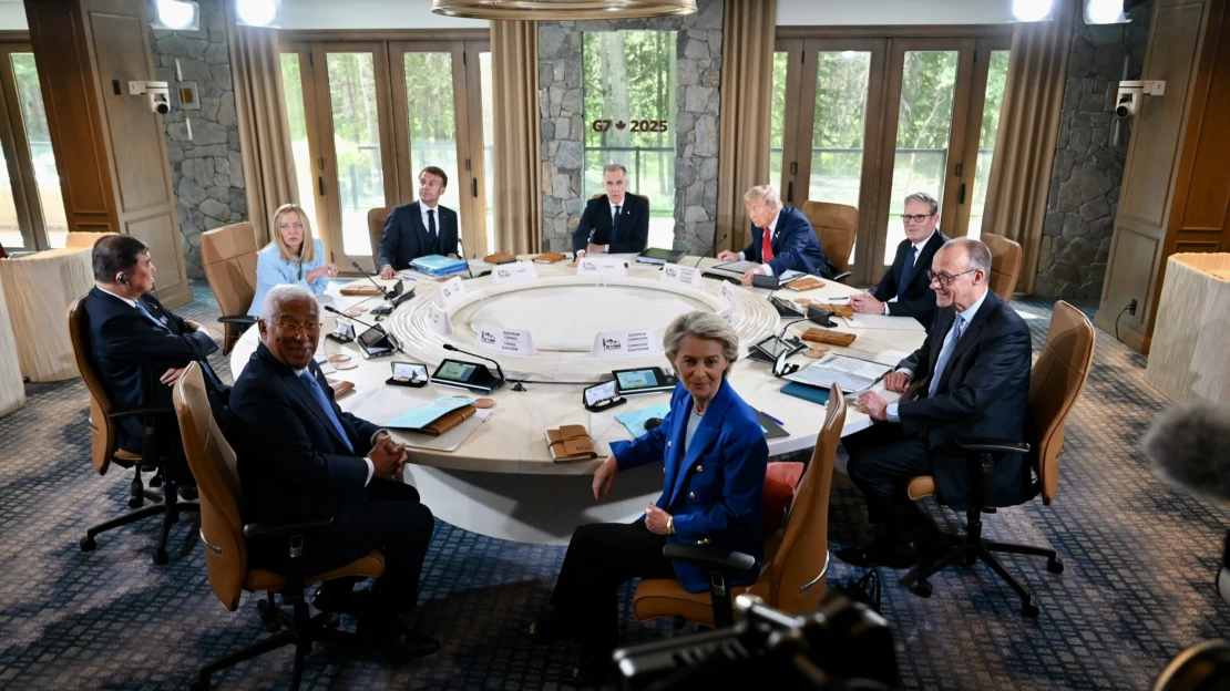 Skupina G7 zatím nerozhodla o&nbsp;uvolnění ropy z&nbsp;rezerv. Je však připravena, uvedli ministři