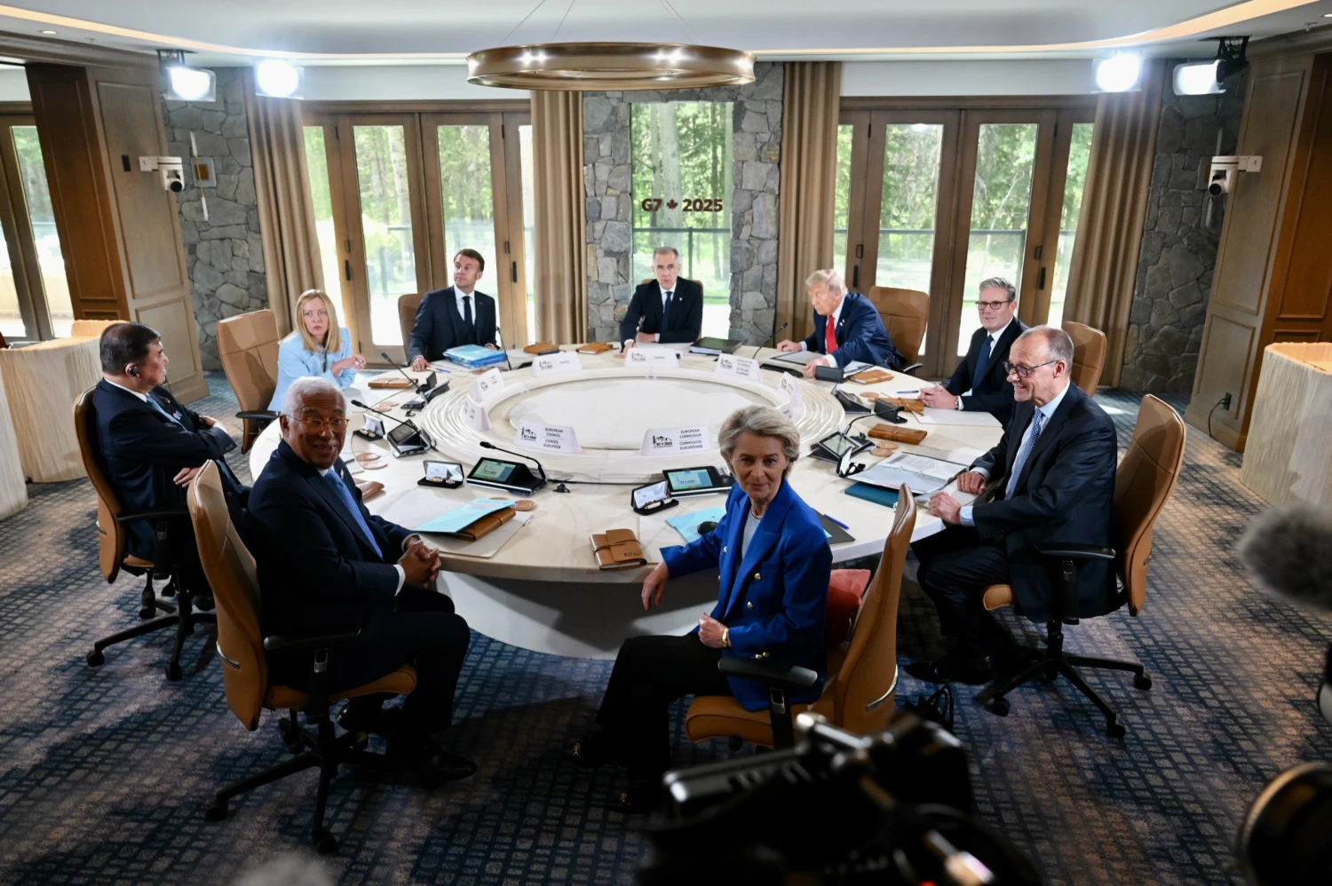 Skupina G7 zatím nerozhodla o&nbsp;uvolnění ropy z&nbsp;rezerv. Je však připravena, uvedli ministři