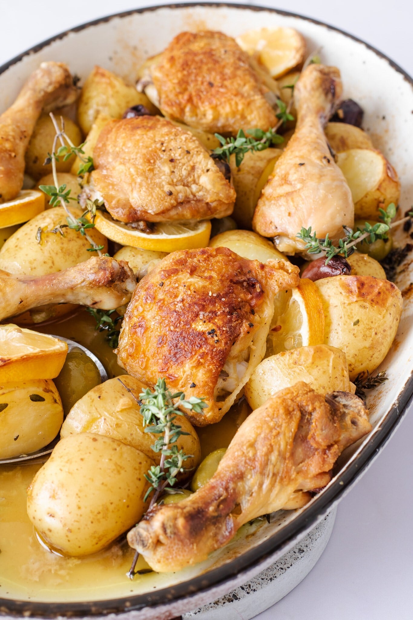 Večeře z jednoho pekáče. Šťavnaté kuře s olivami šetří čas i dilema co k večeři