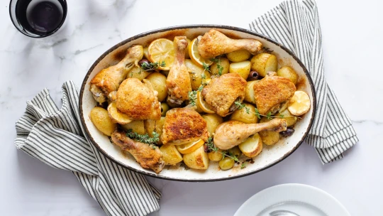 Večeře z&nbsp;jednoho pekáče. Šťavnaté kuře s&nbsp;olivami šetří čas i dilema co k večeři
