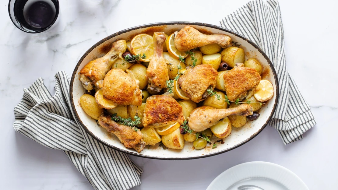 Večeře z&nbsp;jednoho pekáče. Šťavnaté kuře s&nbsp;olivami šetří čas i dilema co k večeři